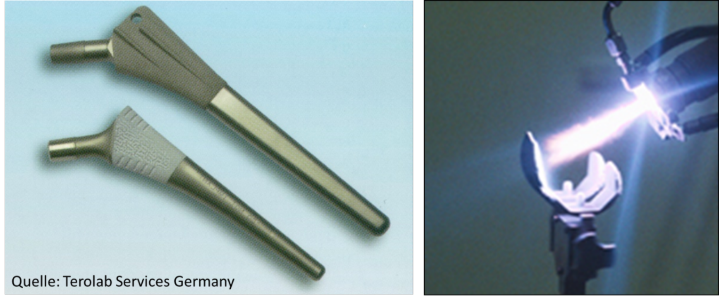 Bild 1. Links: Beschichtete Hüftgelenkimplantate aus Titan. Rechts. Plasmabeschichtung eines Kniegelenkimplantates.